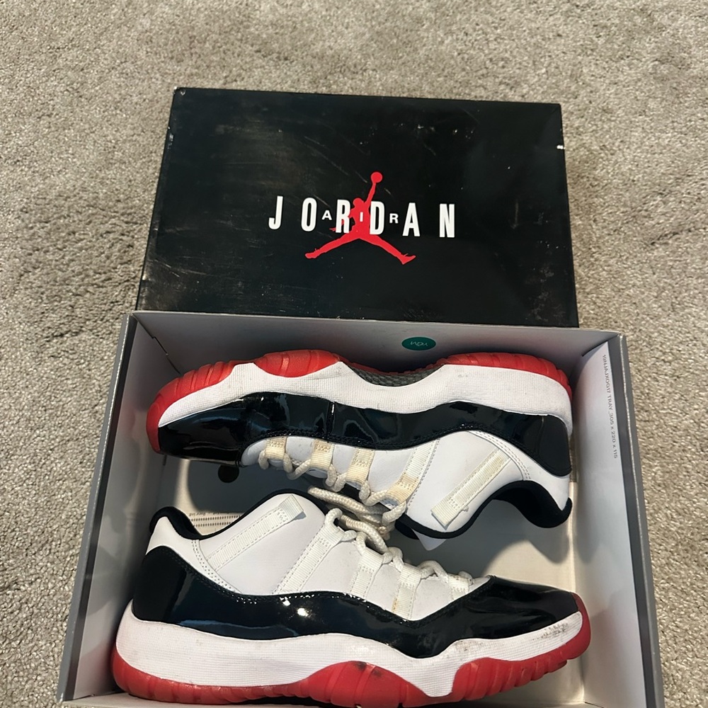 Jordan Black and White Sneakers Low-Top Design